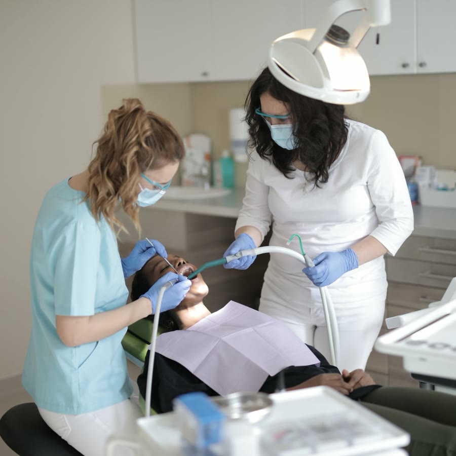 Atendimento odontológico em consultório